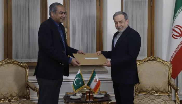 Naqvi delivers special message to Khamenei as Pakistan continues US-Iran mediation